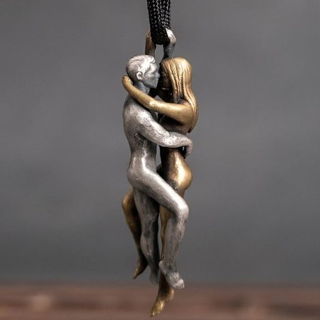 Mænd og kvinder krammer halskæde kærlige mænd og kvinder