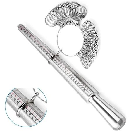 Sormuksenmittaussarja sormuskokojen ja sormustukin kanssa