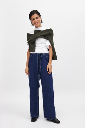 Josefine Vogt x NA-KD Denimjeans mit angerauter Taille - Jeans mit geradem Bein - Blau - EU 34
