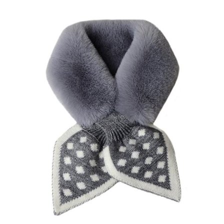 Skjerf med fuskepels og strikket krage med prikker stilig