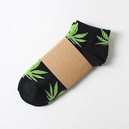 Roliga strumpor i olika färger med löv storlek 38-44 unisex Black one size