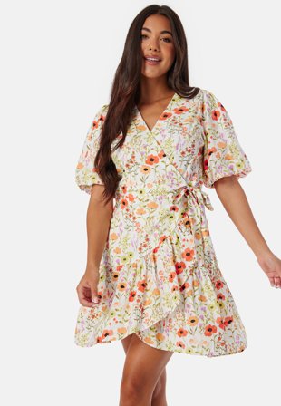 YAS - field 2/4 wrap dress - White/Patterned - Kläder - - Bubbleroom Omlottklänning