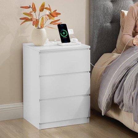 Sengebord med 3 skuffer og strøm- samt USB-stik – Hvid