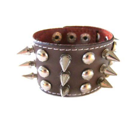 Brunt skinnarmbånd med runde og spisse nagler