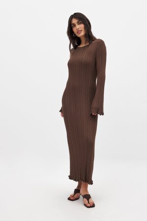 NA-KD Strick-Maxikleid mit Rüschen und Rundhalsausschnitt - Weihnachtskleider - Braun - XL (EU 46)