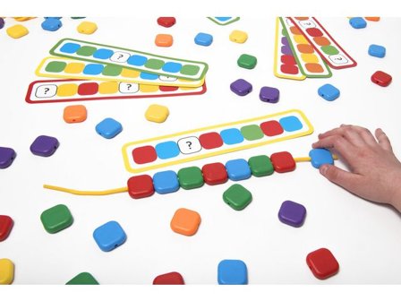 Snörpärlor i olika färger 126/fp - Lyreco - Skola och förskola - Lekmaterial - Bygglek, konstruktion och mosaik