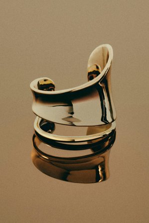 COS Frauen Skulpturaler Armreif in Bronze