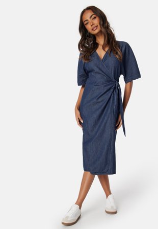 Happy Holly - Denim Wrap Dress - Kläder - - Bubbleroom Omlottklänning