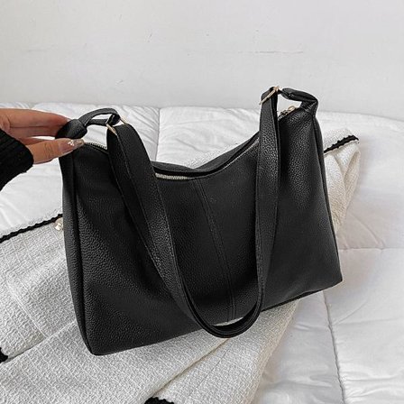 En svart enkel fritidsaxelväska, 40 cm bred, 28 cm hög och