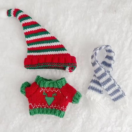 RU-2025 Nytt MONSTER Julekostyme 17cm MONSTER Sittende Kostyme med Vintergenser, Lue og Skjerf