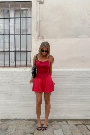 Josefine Vogt x NA-KD Robe volantée à décolleté au dos - Tenue de festival - Rouge - Small