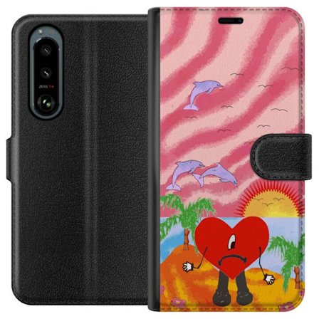 Kompatibel Tegnebogsetui til Sony Xperia 5 III Bad Bunny i en farverig quiltet jakke med hjertemønster og solbriller i moderne gade stil