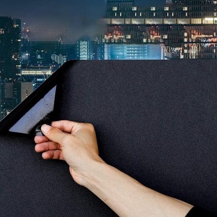 En rull med matt svart statisk klamrende vindusfilm, dekorativ pri