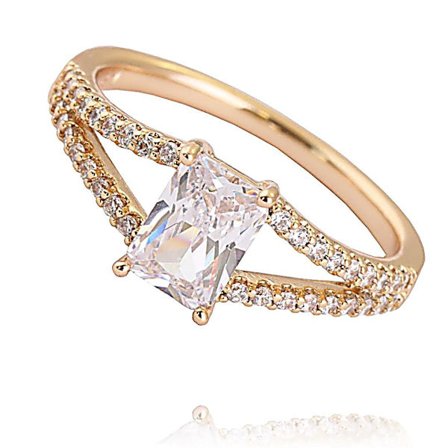 Rosé Guld Ring i Stål med en massa Vita Kristaller - Stl 16,5