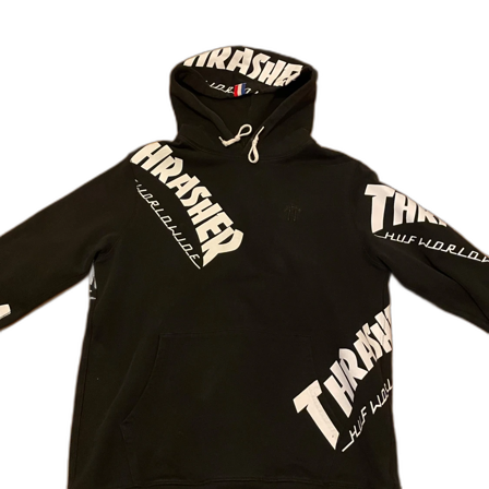 En svart special edition thrasher Hoodie i mycket bra skit utan hål eller nåt sånt och den är i storlek medium