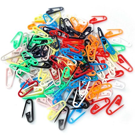 200 stk. farvede sikkerhedsnåle i plast 2,3 cm sorte, hvide, pink, røde, gule, blå og grønne små plastmarkeringsstifter