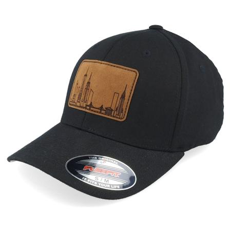 Iconic - Svart flexfit Caps - New York City Wide Engrave Patch Black Flexfit @ Hatstore