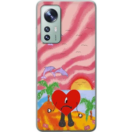 Kompatibel Mobilcover til Xiaomi 12 Bad Bunny i en farverig quiltet jakke med hjertemønster og solbriller i moderne gade stil