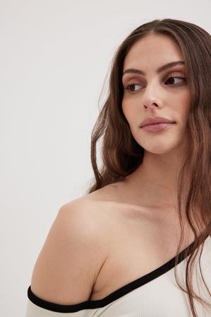 NA-KD Asymmetrisk topp med kontrastbindning - Enaxlade toppar - Vit - Large