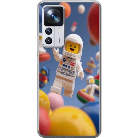 Kompatibelt Mobilskal till Xiaomi Xiaomi 12T LEGO-inspirerad astronautfigur i rymden bland färgglada planeter, lekfull 3D-illustration för barnrum,