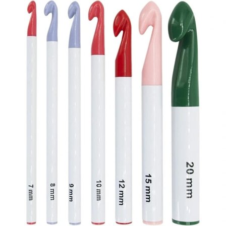 Store heklenåler, størrelser: 20 mm, 15 mm, 12 mm, 10 mm, 9 mm, 8 mm, 7 mm. Ergonomiske heklenåler. Laget av plast.