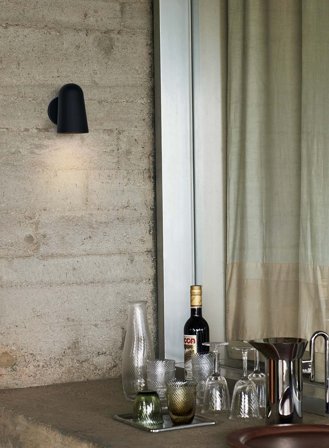 Solid vegglampe ute/inne SC104 - matt sort