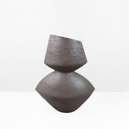 Mørkebrun harpiksvase, organisk form, 28,5x15,5x34,5 cm