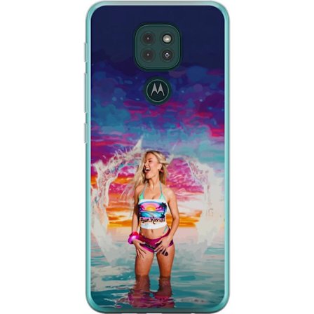 Kompatibelt Mobildeksel til Motorola Moto G9 Play Blond kvinne i fargerik strandantrekk som leker i havet ved solnedgang