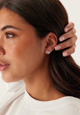 BY JOLIMA - Crystal Bow Earring - Kläder - - Bubbleroom