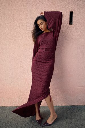NA-KD Strukturerad maxiklänning med dragsko - Långärmade maxiklänningar - Burgundy - EU 40