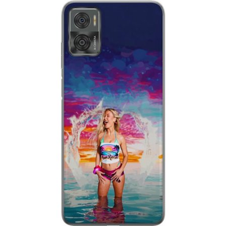 Kompatibelt Mobildeksel til Motorola Moto E22i Blond kvinne i fargerik strandantrekk som leker i havet ved solnedgang