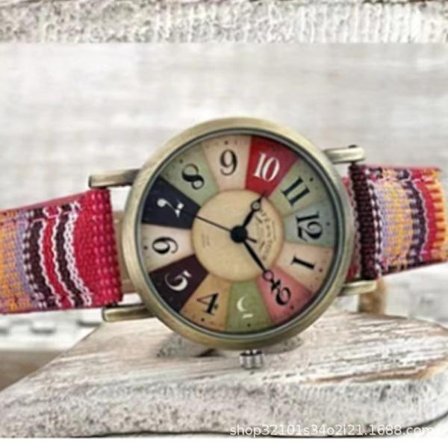 DAMEURE MED FLERFARVET REGNBUEMØNSTER Sporty ure til håndled