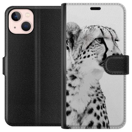 Kompatibel Tegnebogsetui til Apple iPhone 13 Sleek sort-hvidt close-up af en gepard med rolig blik og elegante markeringer, der fremhæver dens kraftf