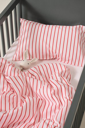 Jotex - Mini Sengesett Krybbe Økologisk Hvit/tomatrød - SIMA - Kjøp Sengesett til barn hos Jotex