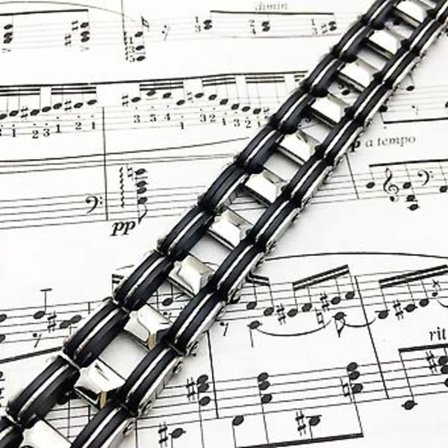 Silverfärgat armband i rostfritt stål med svart gummilänk för män ( )