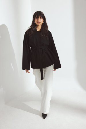 NA-KD kurzer Mantel mit Gürtel und Nahtdetail - Frühlingsjacken - Schwarz - EU 34