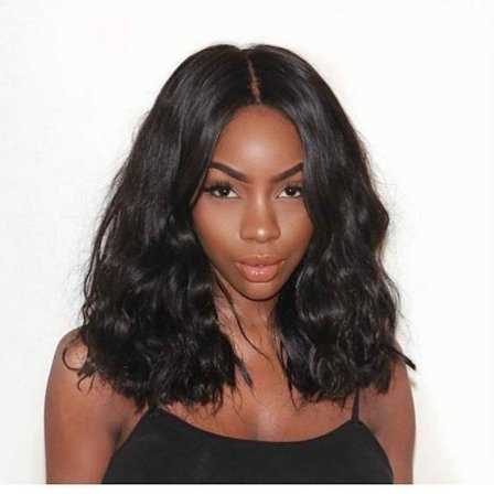 Dameparyk med midterskillede krøller, naturligt volumen, kemisk fri