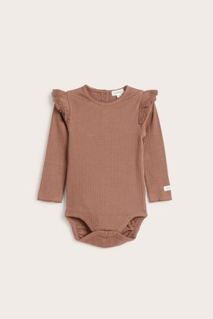 Newbie | Ribbestrikket body med volanger | Mørkerosa