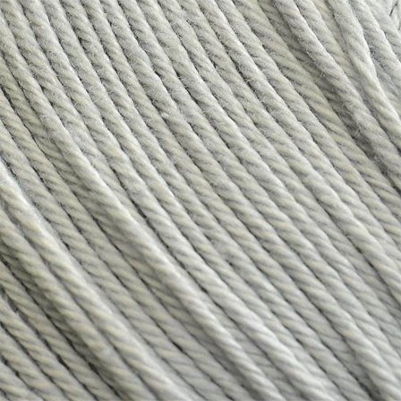 Merc. 8/4 Virkgarn gr. på nystan Silvergrå