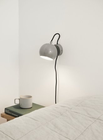 Ball vegglampe - glossy varm grå