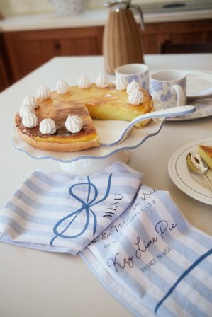 Lexington Wellenförmiger kuchenständer aus steingut, weiß/blau