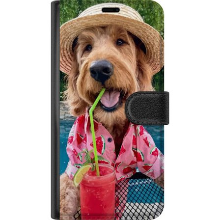 Kompatibelt Plånboksfodral till Google Google Pixel 9a Sommarhund dryck motiv med glad hund i hatt och rosa skjorta som dricker en smoothie vid poole