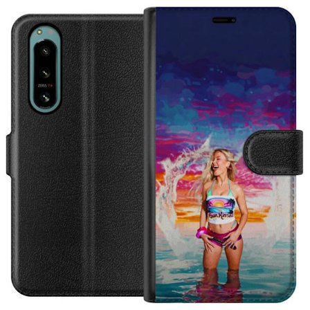 Kompatibelt Lommeboketui til Sony Xperia 5 IV Blond kvinne i fargerik strandantrekk som leker i havet ved solnedgang