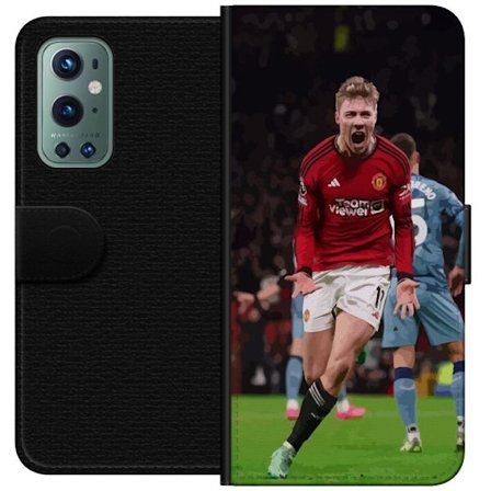 OnePlus 9 Pro Tegnebogsetui Fodboldspiller i rød trøje fejrer mål, kraftfuldt sportsbillede perfekt til fodboldfans, drama, energi og intense kampe