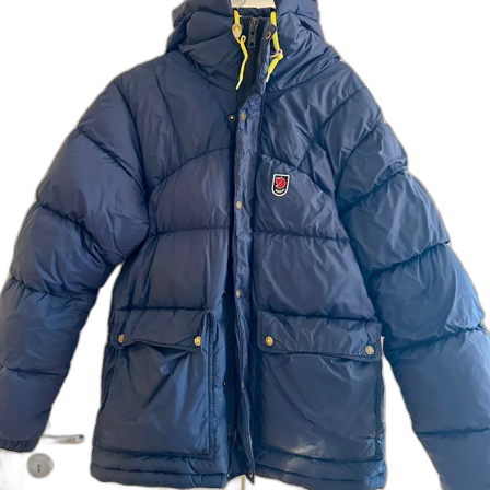 Blå pufferjacka från Fjällräven