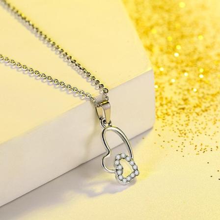 Vackert silverpläterat halsband med dubbla hjärtan m. strass Silver one size