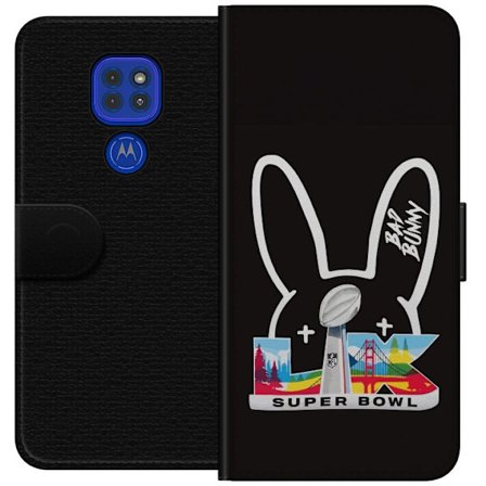 Kompatibelt Lommeboketui til Motorola Moto G9 Play Bad Bunny portrett med åpen skjorte, tatoveringer og krøllete hår i stilfull motefotografering