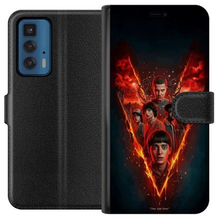 Motorola Edge 20 Pro Plånboksfodral Stranger Things eldig poster med Eleven Mike Will och gänget dramatisk Netflix design perfekt för fans av serie