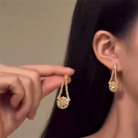 Halsband i tung industriell stil med gnistrande diamantvattenfall och tofsar, perfekt till aftonklänningen, kombinerat med ett modernt, utsökt och 