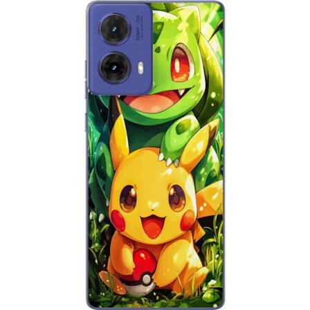 Kompatibelt Mobilskal till Motorola Motorola Moto G85 Pikachu och Bulbasaur sitter tätt tillsammans i ett solglittrande skogslandskap och sprider vä